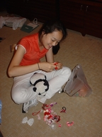 2005年8月，小帆去看孫琴珍前，在貴陽的旅館房間準備送孫琴珍的各種小禮物。